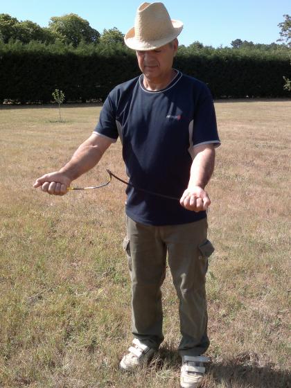 Je prépare mes recherches sur plans et photos aériennes ainsi 
qu avec d'autres procédés et je 
les confirme sur le terrain, pour 
cela mes outils de travail sont la baguette, le pendule....